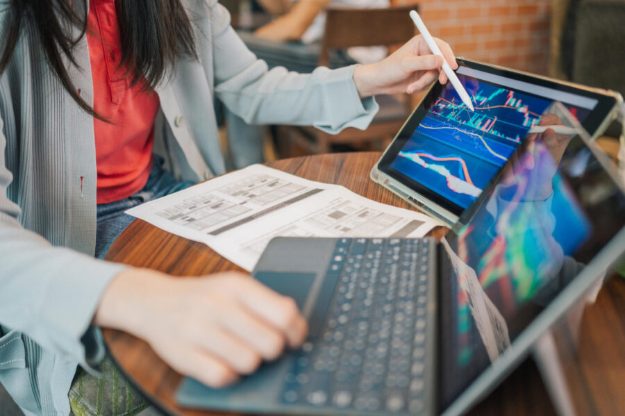 Expert Tips for Small Business Success in the AI Era 2 Gen Z beginner investor managing investment portfolio global fund from smartphone mobile application